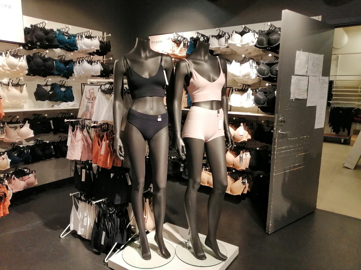 Отдел нижнего белья торгового центра AMFI. Фото автора.