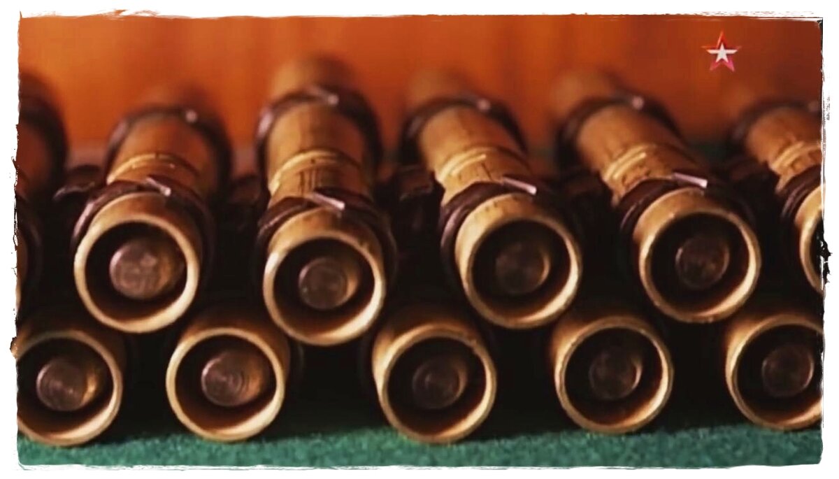 Патроны особой конструкции, видны дульца гильз с пулями внутри.