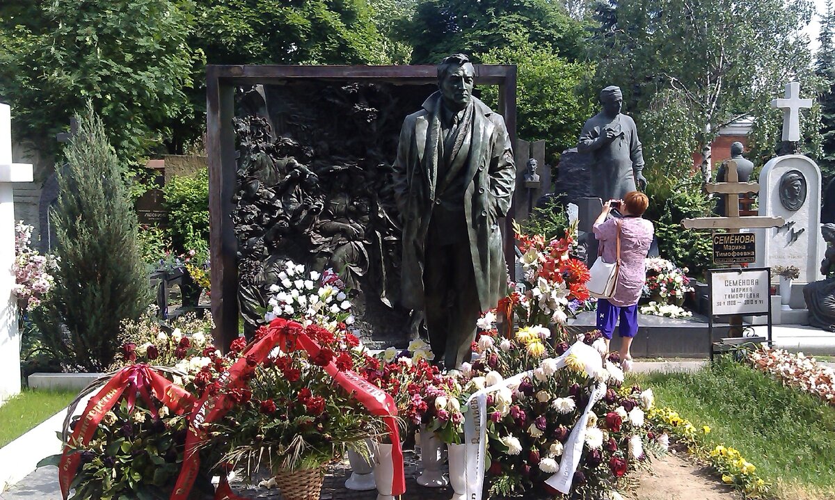 Памятник на могиле Тихонова на Новодевичьем кладбище. 10 июня 2013 года      Источник: ru.wikipedia.org