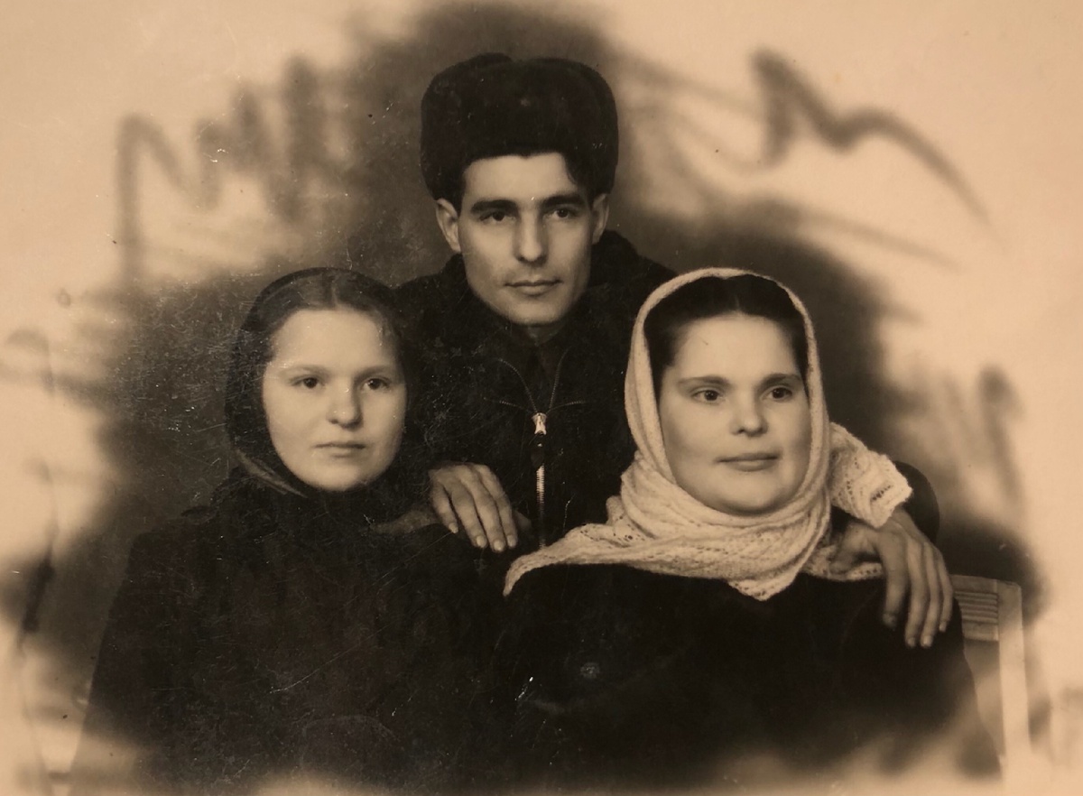 Моя бабушка слева , её сестра и дядя. 