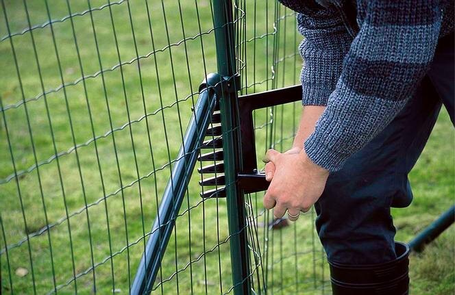 Дешевый забор из сетки. Сетка для забора.