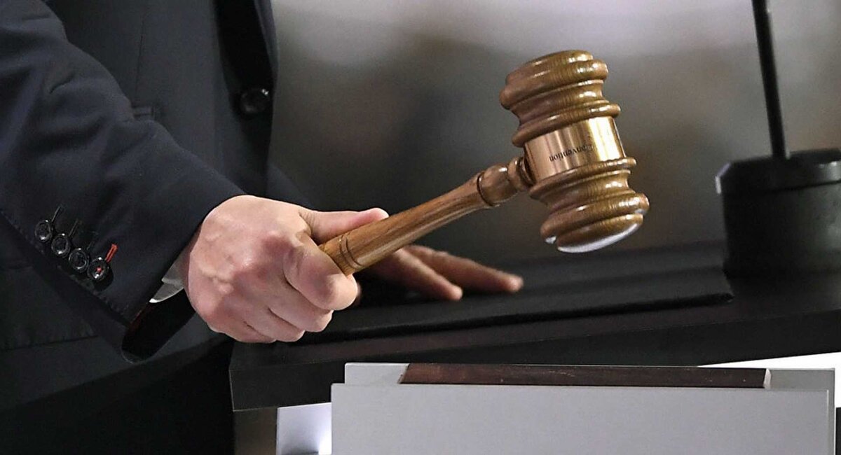 Если истец подаст ходатайство о рассмотрении дела без своего участия, судья огласит решение единолично или только в присутствии ответчика.