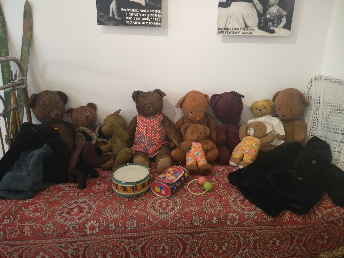 Мишки в Музее игрушки.