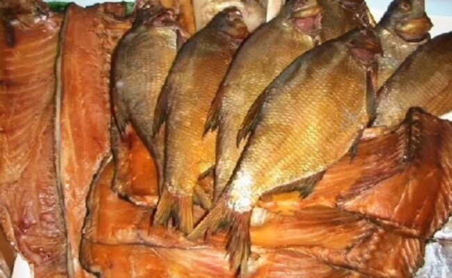 Рыба горячего копчения. Самый вкусный рецепт приготовления! Я расскажу как приготовить самому рыбу горячего копчения , самый вкусный рецепт приготовления рыбы в коптилке. Подробно покажу как приготовить рыбу до копчения какую древесину лучше использовать для горячего копчения рыбы сколько рыбу нужно коптить и сколько по времени проходит горячее копчение ..Поделюсь секретом добавки , что придаст рыбе особого аромата и вкуса! Приготовление рыбы методом горячего копчения это всегда вкусно . Копченая рыба получилась в этот раз очень вкусной ! Всем советую попробовать мой рецепт приготовление  рыбы горячего копчения в домашних условиях.