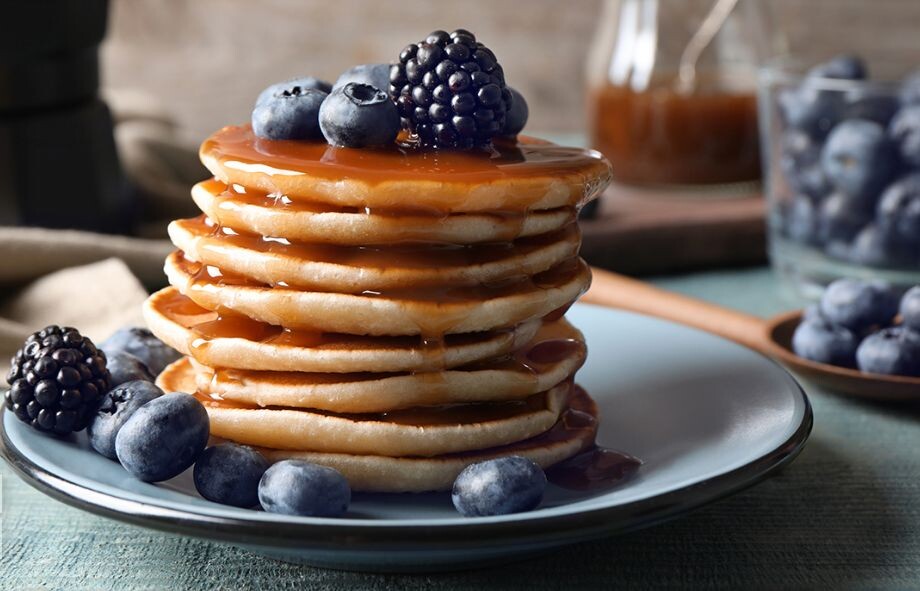 Медовые оладьи с фруктами