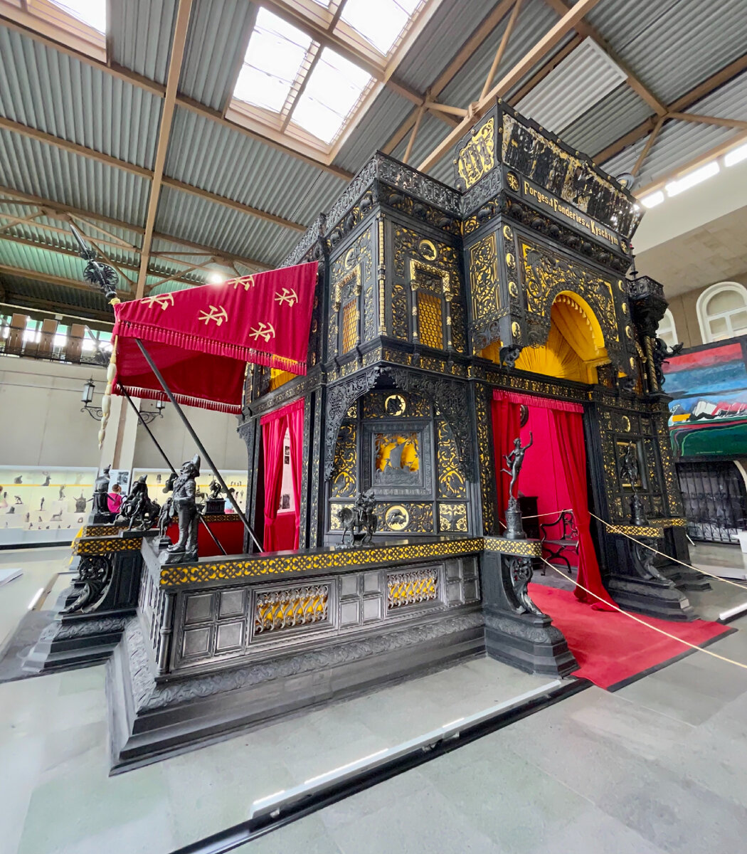 Каслинский чугунный павильон на выставке в Париже в 1900 году прославил на весь мир Екатеринбург, как город где умеют делать шедевры из такого грубого материала как чугун.