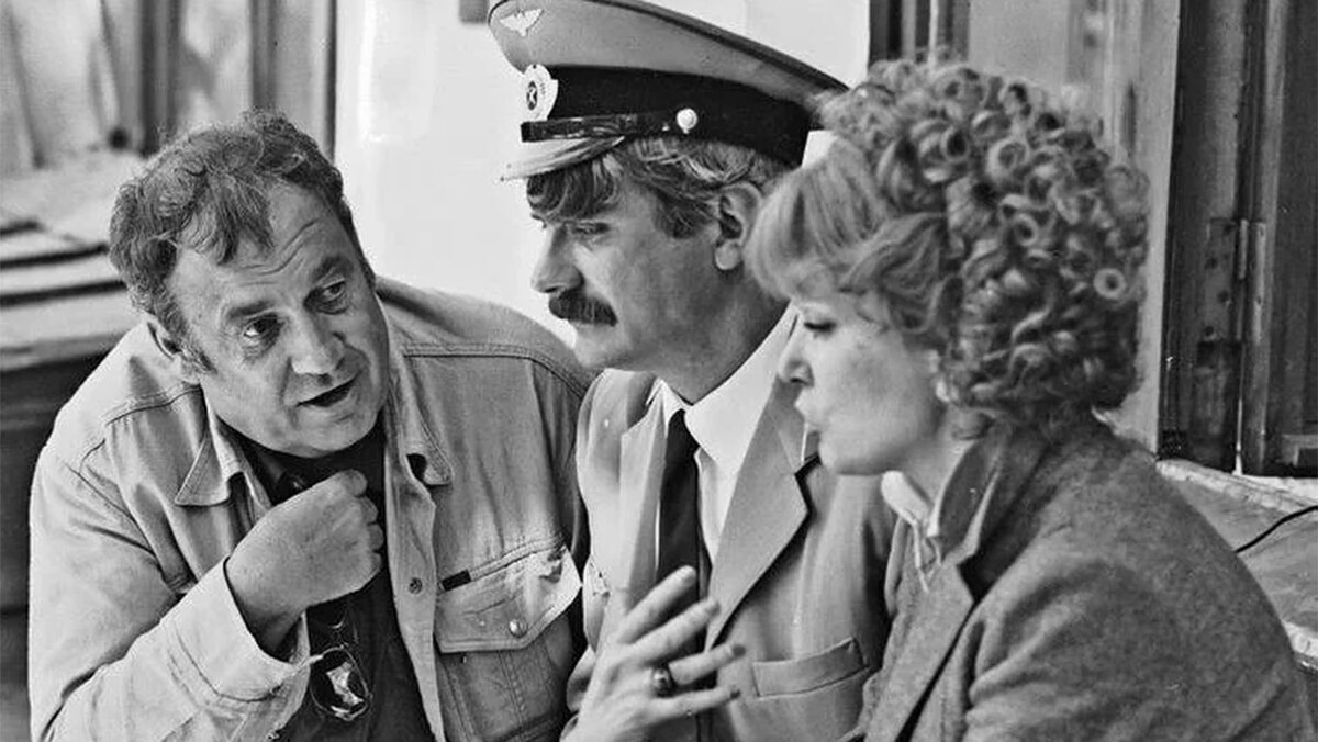 Интересно, будет ли этот фильм среди загаданных... Эльдар Рязанов, Никита Михалков и Людмила Гурченко на съёмках фильма "Вокзал для двоих.