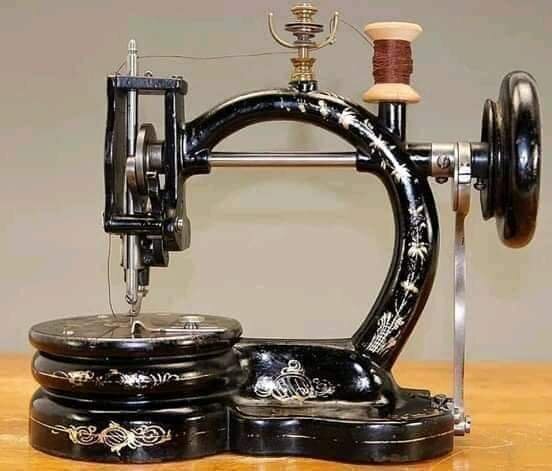 Старинная швейная машина.
