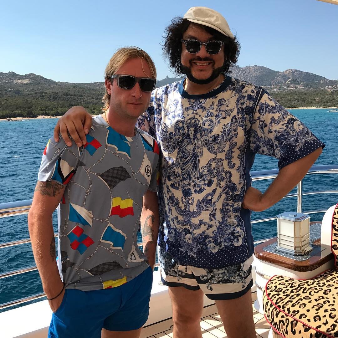 А Киркорыч хитрый - он в панаме, а Геня хмурый после атаки птиц/Из открытых источников