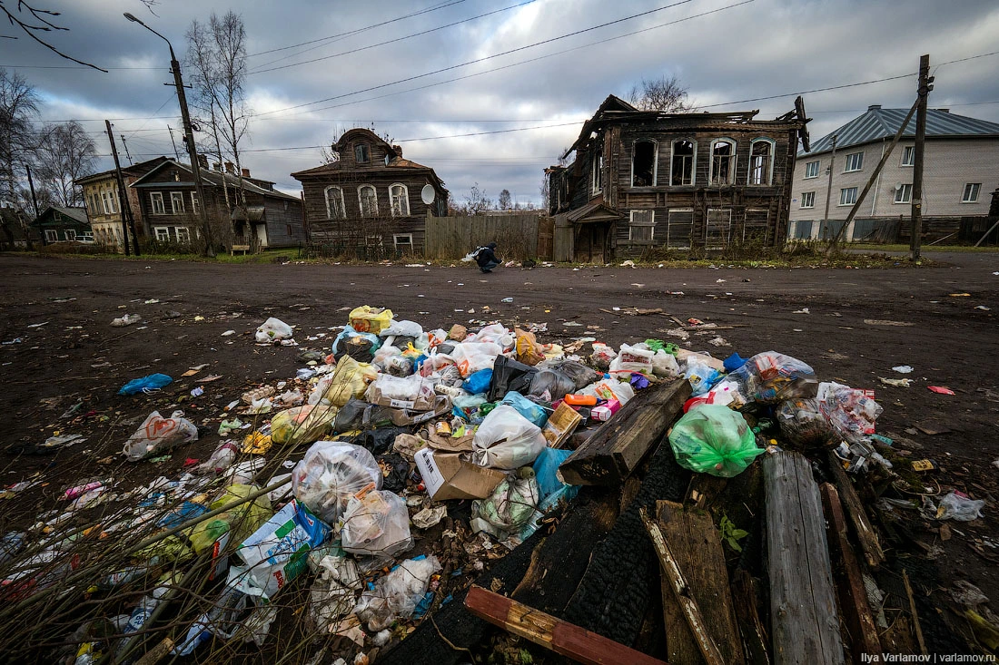 Российская деревня разруха нищета. Вышний Волочек трущобы. Российская деревня грязь разруха. Нищая Россия.