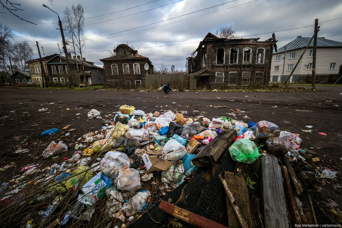 Убого это. Российская деревня разруха нищета. Вышний Волочек трущобы. Российская деревня грязь разруха. Нищая Россия.