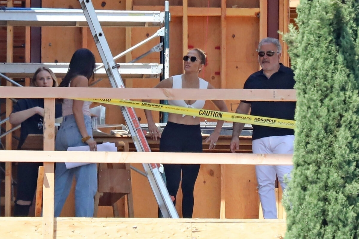 Один член команды находится на крыше, а остальные - на верхнем уровне.