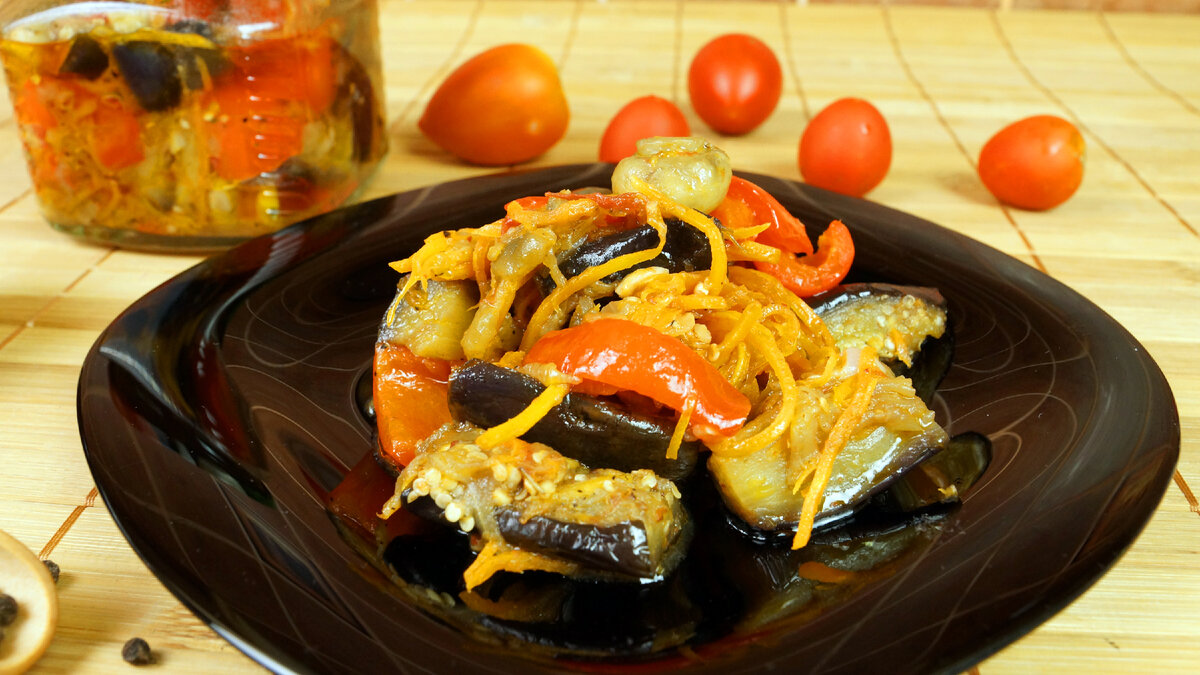 Очень аппетитная, пикантная холодная закуска из баклажанов, сладкого перца, шампиньонов, лука и чеснока по-корейски с морковкой. Идеальна для консервации, имеет пряный, сбалансированный вкус. 