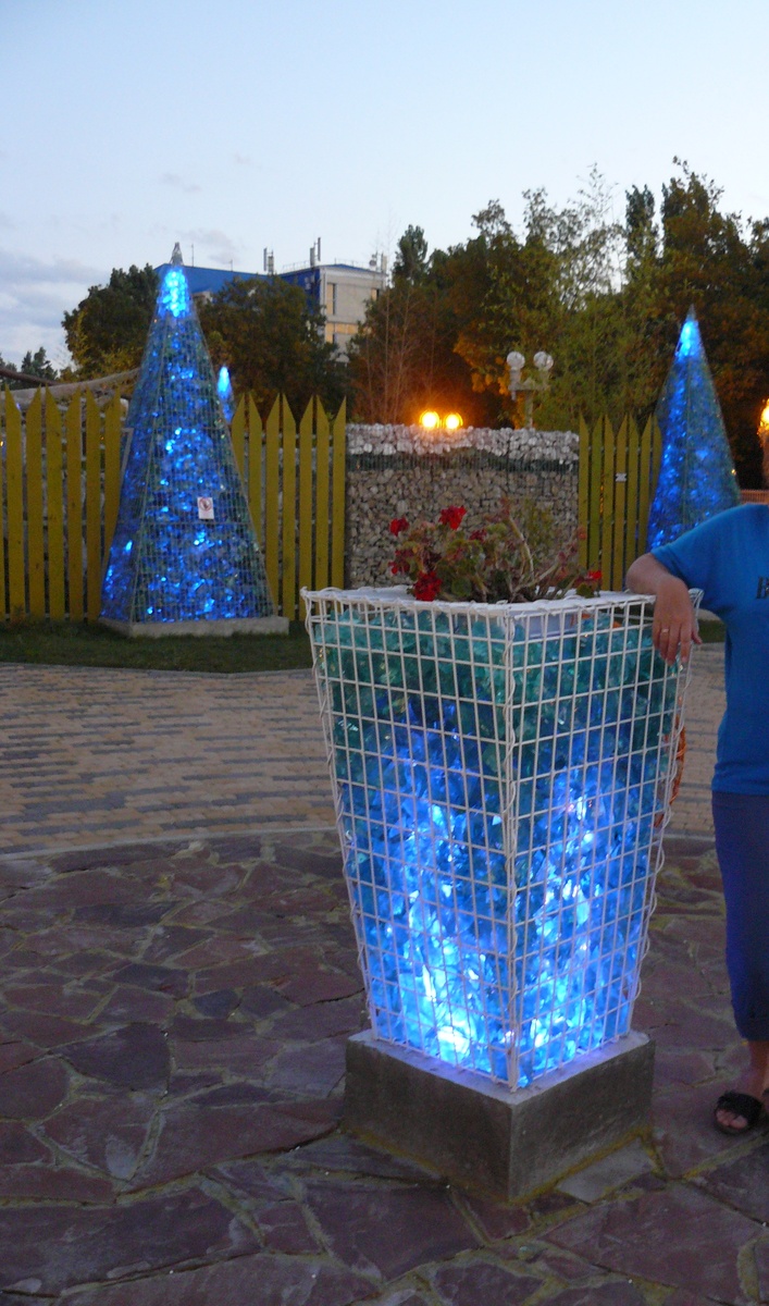 Ссади елочки тоже светятся