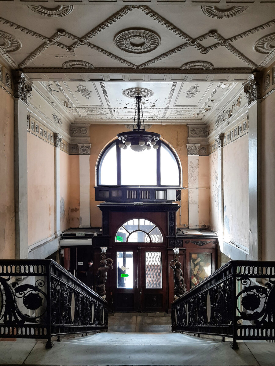 Роскошная парадная лестница