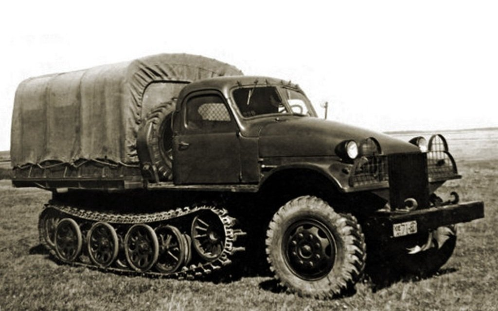 ЗИЛ 113Г
Изредка, но его видели на городских улицах и имел он неофициальное название – Чебурашка. Отличительная черта ЗИЛ 113Г – развитие скорости до 170 км/час и низкая посадка автомобиля своего класса. Это был самый скоростной грузовик на территории СССР, предназначавшийся для следования за лимузинами в момент их тестирования для подвоза топлива.
