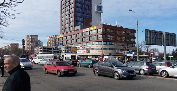 Наш перекресток. Фото из открытых источников в интернете. Фото вероятно сделано после ремонта  дороги, поскольку отсутствует разметка.                                              