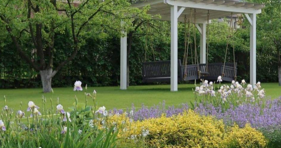 Вариант малоуходного цветника. Фото из открытого источника.