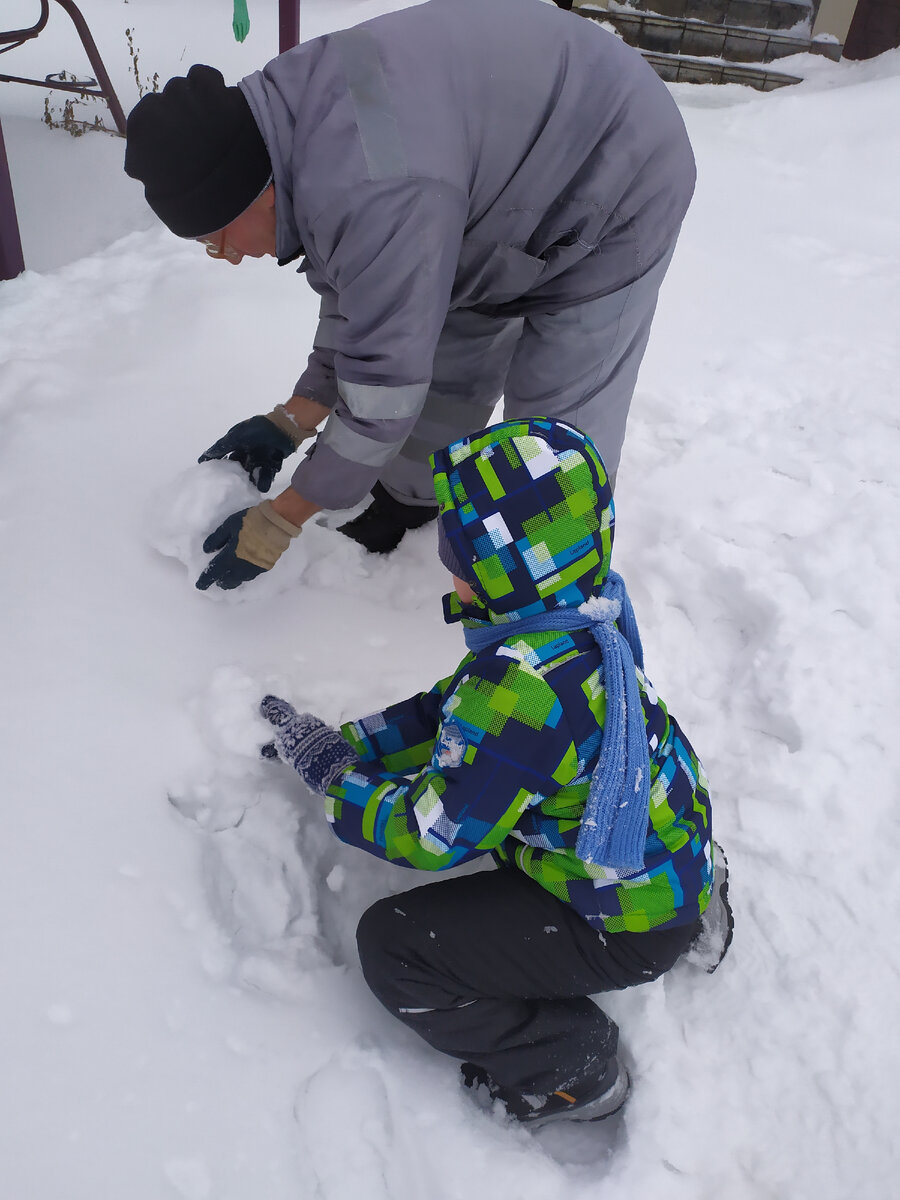 Лепят снеговика