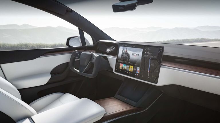 Обновленная модель X теперь оснащена ярмом в качестве стандартного элемента, а оригинальное рулевое колесо недоступно в качестве опции.