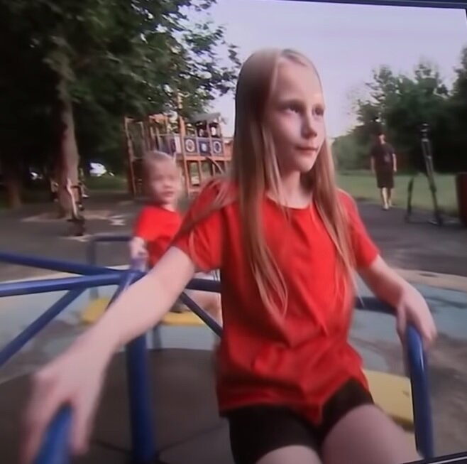 Я сделала этот скрин с видеозаписи в том месте, где в ком-то веки ребенок занимается тем, чем должен заниматься в 9 лет! Играть, читать детские книги, качаться на качелях! 