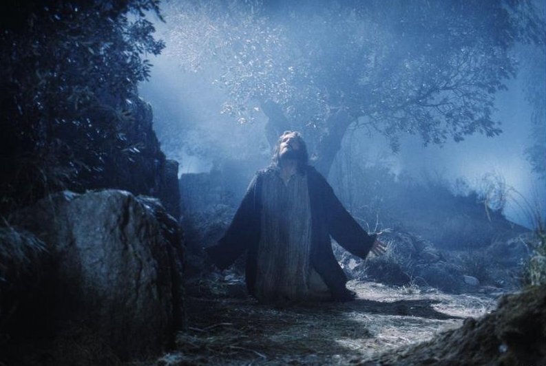 Иисус в Гефсимании. Кадр из фильма "Страсти Христовы" (The Passion of the Christ, США, 2004)