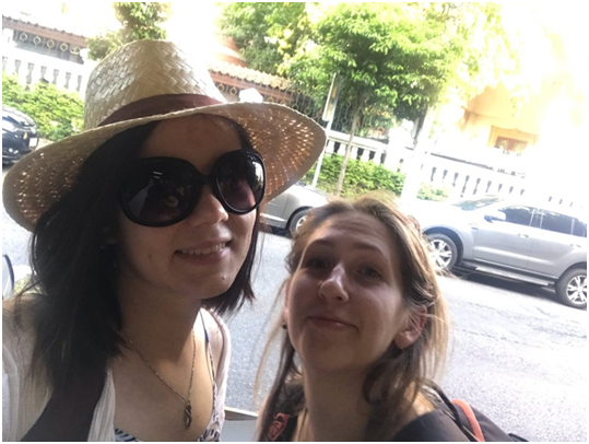 Одно из моих самых запоминающихся путешествий в день рождения — это поездка в Таиланд. Туда я поехала не одна. Как бы я ни хотела сбежать от внимания, отмечать этот день в одиночестве я тоже не любила. 