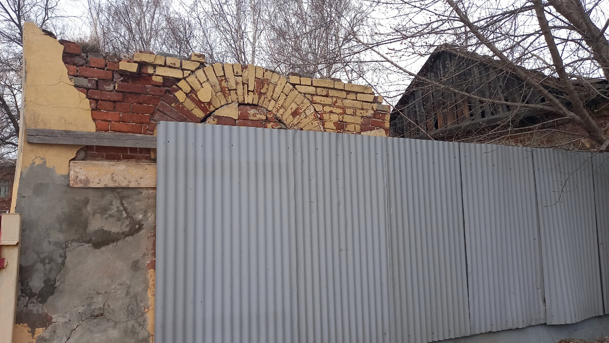 Чвсть здания или забора.