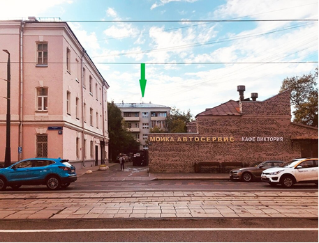 Этот дом за номером 61 примыкает к территории Бутырской тюрьмы, или в просторечье - Бутырки. Дом  слева –  выстроен в 1917 г. для конвойной команды жандармов. А дом во дворе выстроен в 1935 г. 