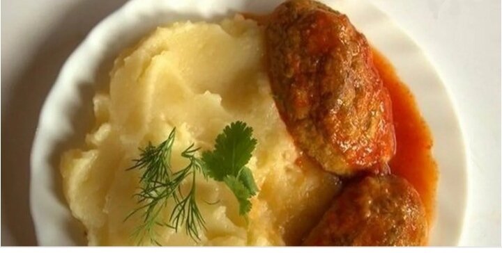 Картофельное пюре с котлетками. 