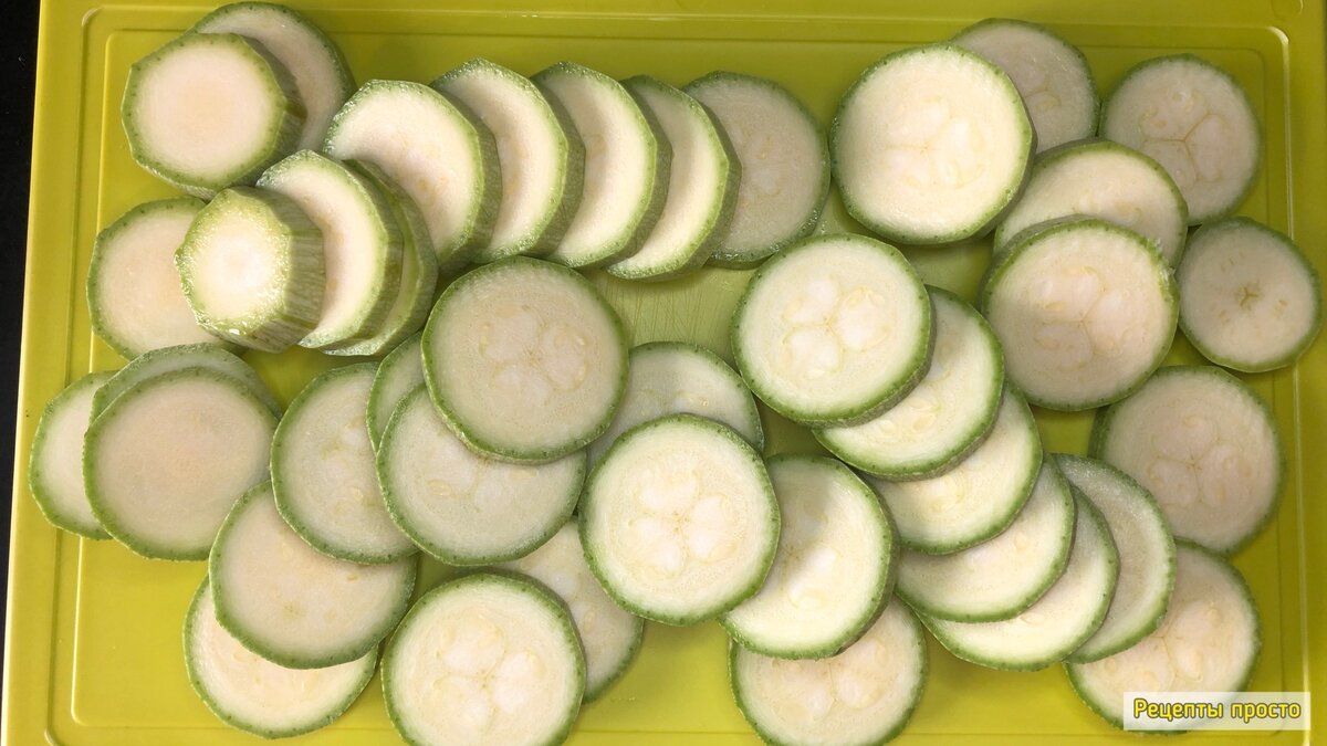 Нарезала кабачки на кружки.