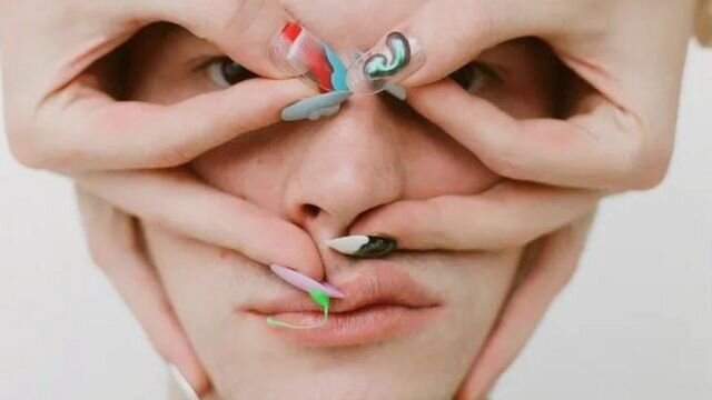 Почему все больше мужчин красят ногти и приживется ли тренд в России?