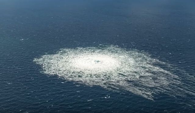    Выход газа на поверхность из разрушенного газопровода «Северный поток» Цитата из видео «Северный поток два взрыва 26 сентября»