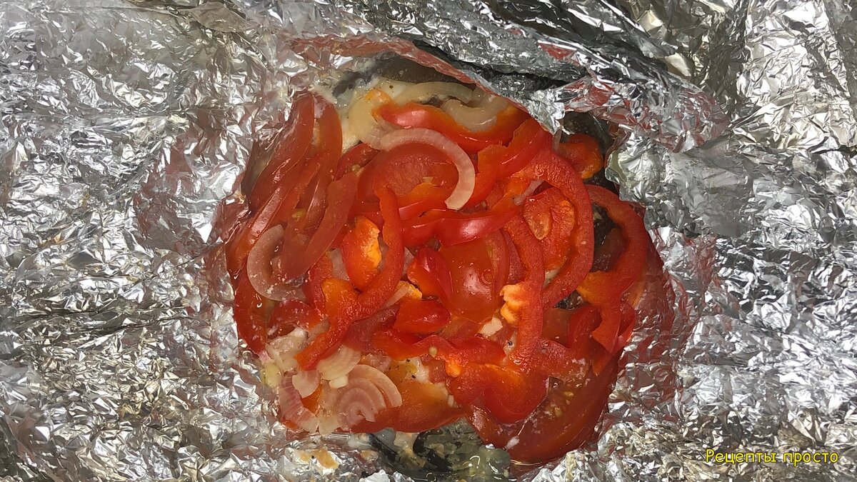 Приготовила рыбу в фольге на сковороде.