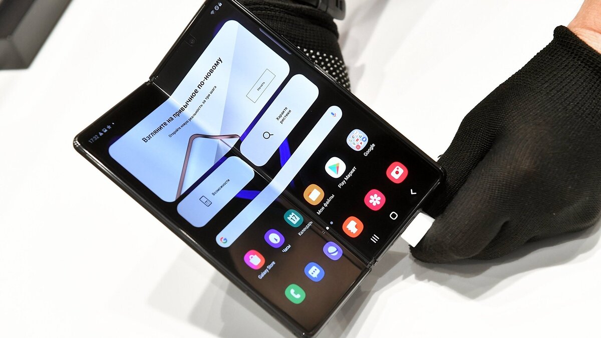    Новый смартфон с гибким экраном Samsung Galaxy Z Fold2© РИА Новости . Алексей Куденко