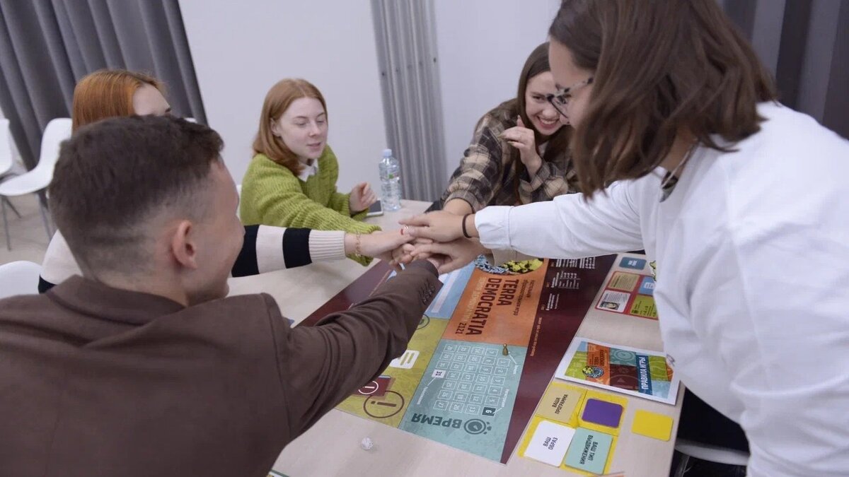     Для студентов и учащихся образовательных учреждений Дона облизбирком провел турнир по настольной образовательной игре «Terra Democratia. Земля демократии». В интеллектуальном состязании приняли участие более 70 человек.