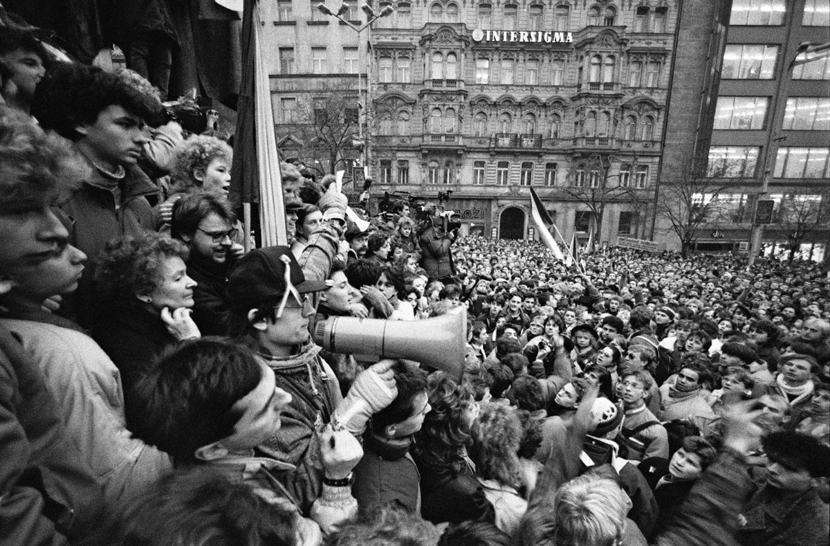 Бархатная революция произошла. Югославия революция 1989. Бархатные революции 1989-1990 гг в Восточной Европе. Революция в Чехословакии 1989. Революция в Польше 1989.