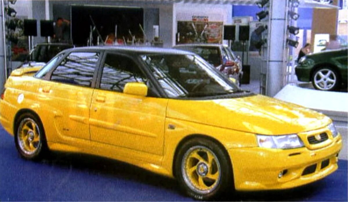 ВАЗ-2110 на автосалоне MIMS-1996. За яркий желтый цвет машину называли "Желтой акулой".