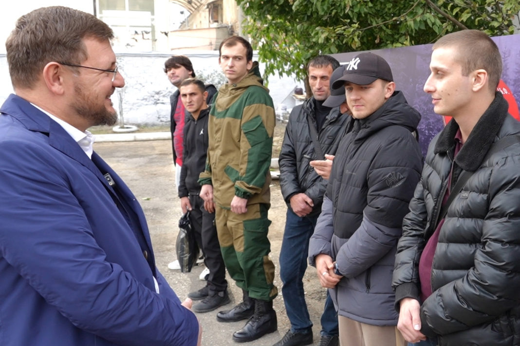 Мэр Махачкалы Салман Дадаев с мобилизованными добровольцами на Донбасс.