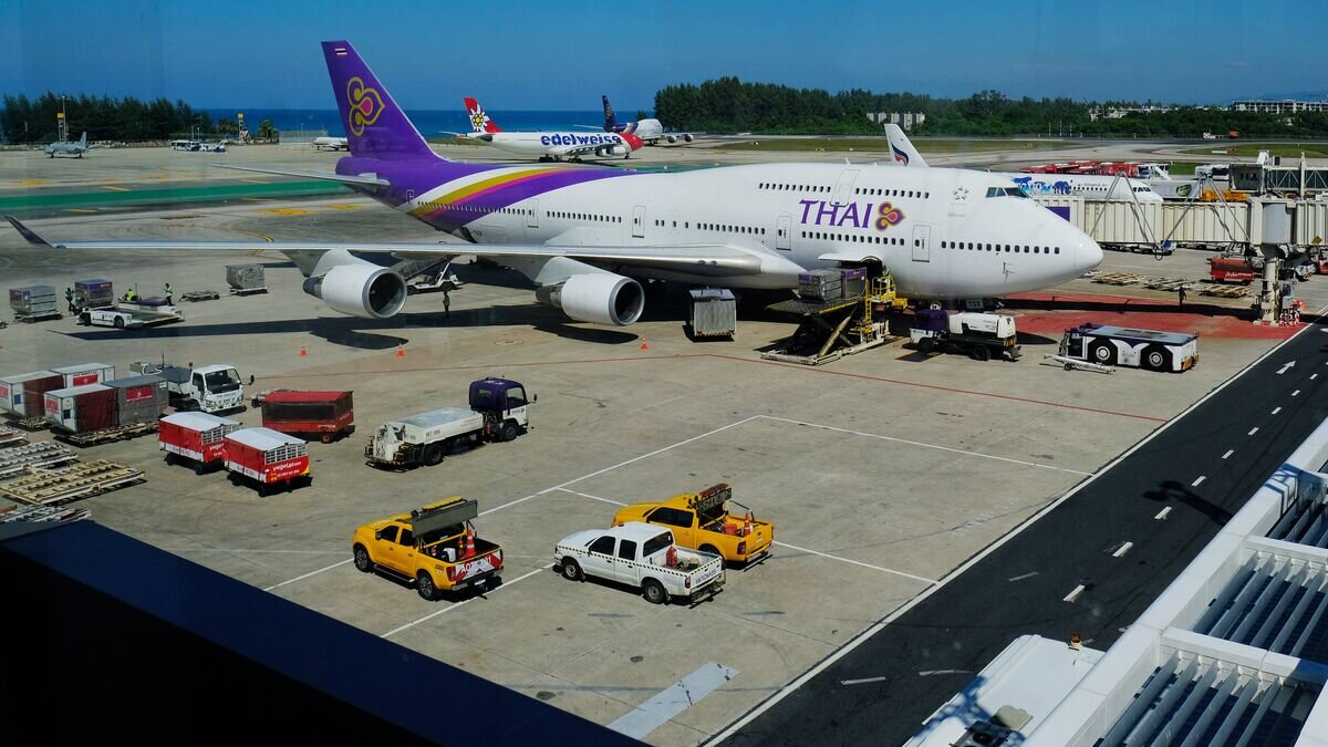    Самолет авиакомпании Thai Airlines в аэропорту острова Пхукет в Таиланде© РИА Новости / Наталья Селиверстова