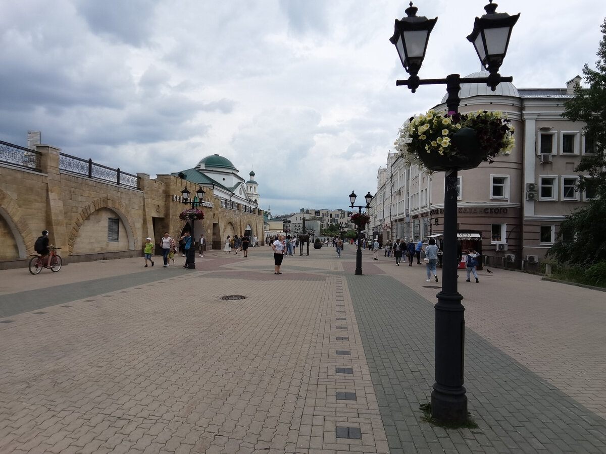 Самое-пресамое начало ул.Баумана. Метро слева, конь впереди, если присмотреться ) 