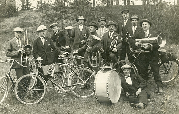 Фотография 1925 года из коллекции Веломузея Андрея Мятиева, запечатлевшая велосипедный оркестр из 11 исполнителей. Фото сделано в Латвии.