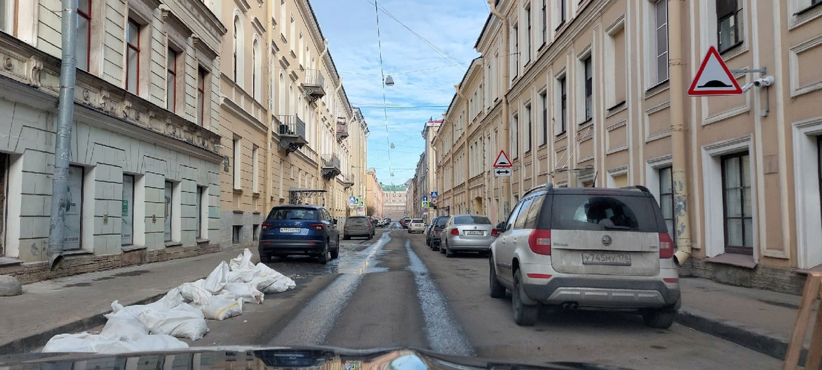 Петербург - особенный город, как ни крути, жаль, что дальнейшие события испортили девушкам отдых