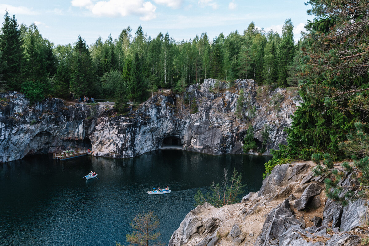 В мраморных скалах видны штольни - входы в пещеры