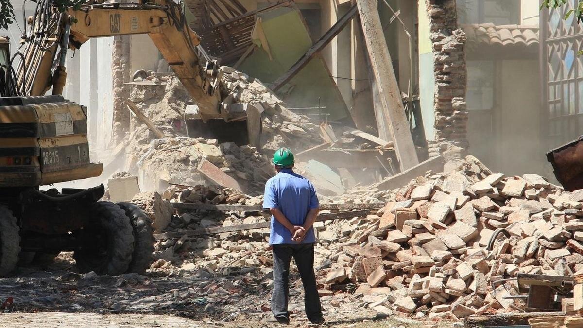    Мужчина стоит возле бульдозера:pixabay.com