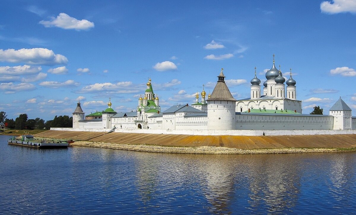 Макарьевский монастырь, вид с Волги.