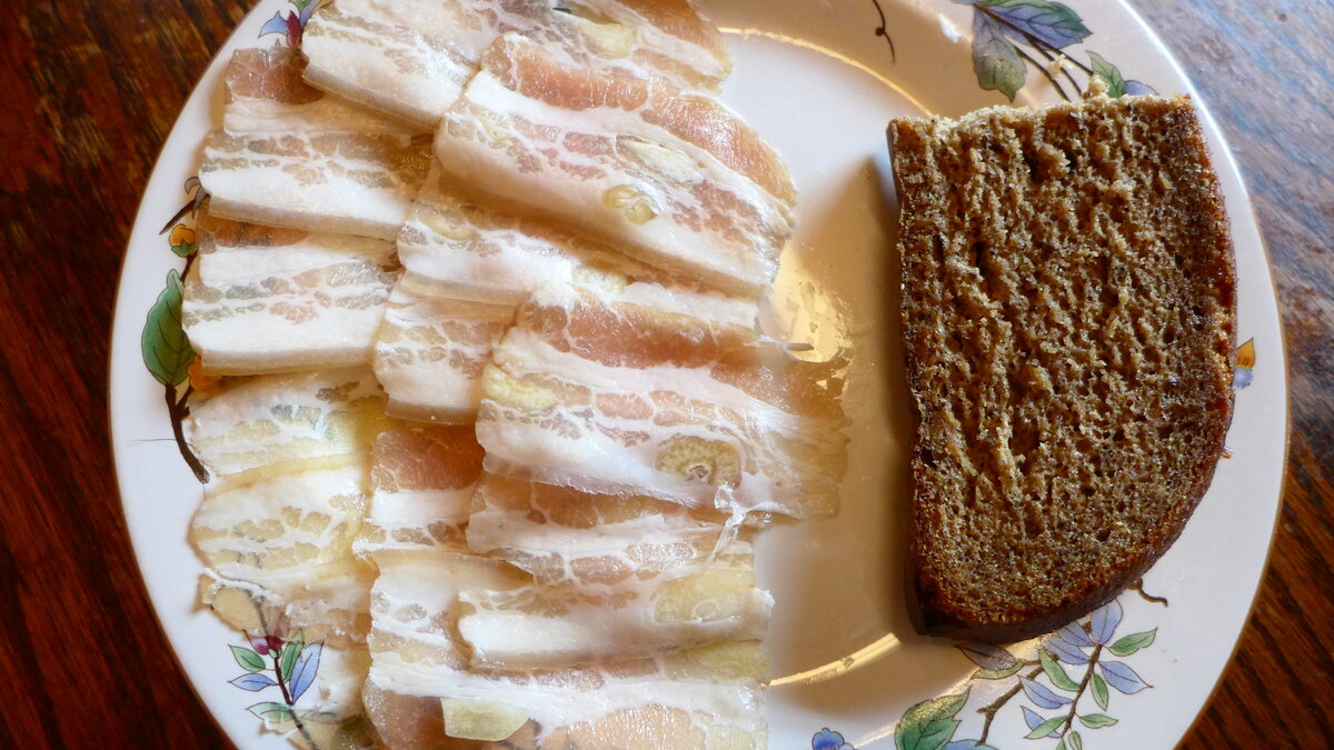 Тоненько порезанное, тающее в руках сало, с ароматом чеснока, на кусочке черного хлеба…. Что может быть лучше?