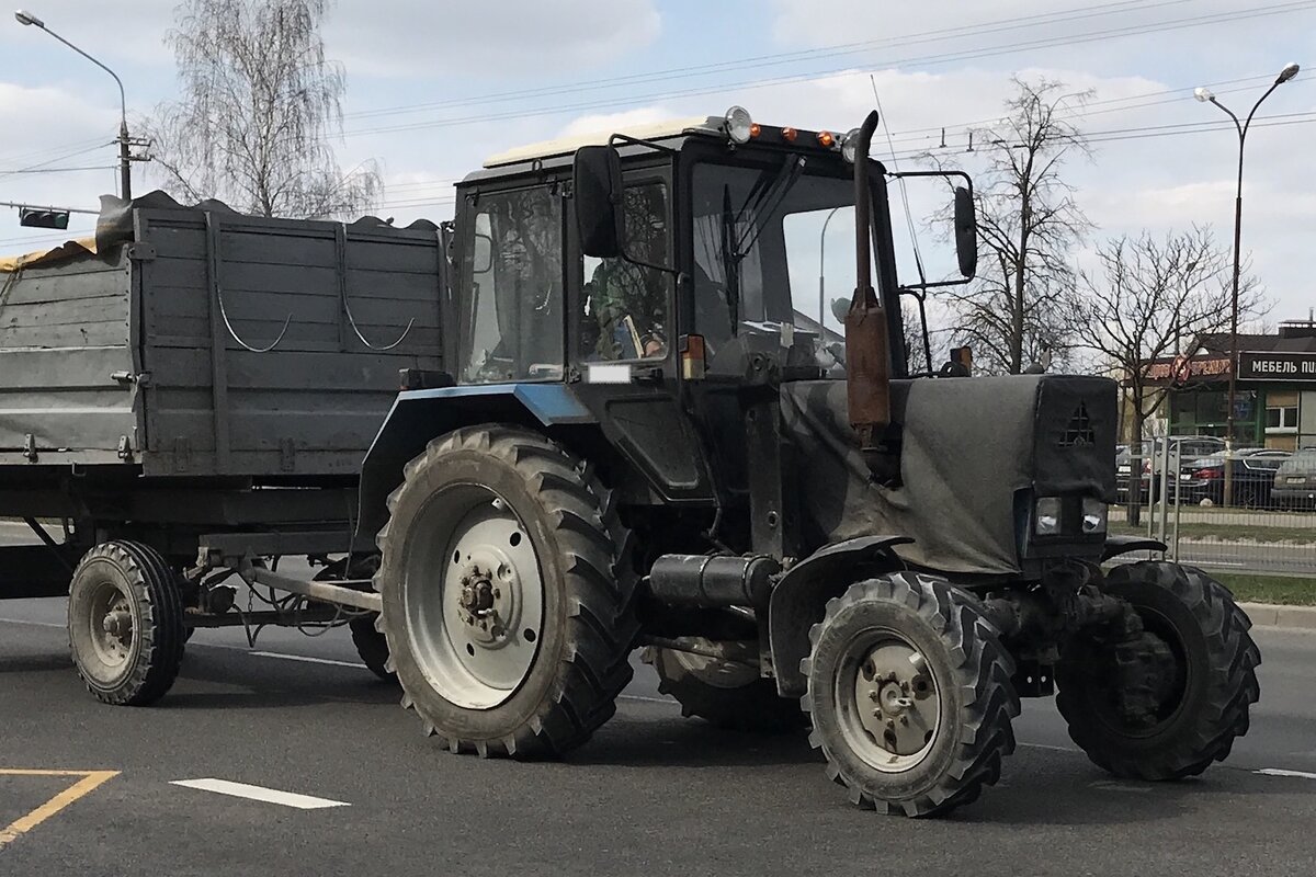  Белорусский трактор старой модели. На улицах Минска.
