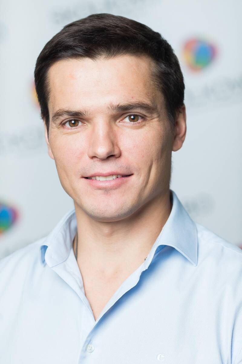 В 2009 году, в разгар мирового кризиса, Дмитрий Пронин и Мария Колосова открыли первое кафе Healthy Food(«Здоровое питание» — пер. с англ.). Жующей на ходу Москве предложили новую идеологию питания: только натуральные продукты, приготовленные без жарки. Спустя три года проект победил в конкурсе «Социальный предприниматель» и получил беспроцентный заем от Фонда «Наше будущее» на автоматы по продаже натуральной еды. Сегодня идеологически-пищевой стартап превратился в целую сеть кафе здоровой еды, но от вендинга в итоге пришлось отказаться.