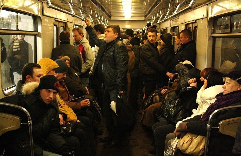 Сколько пассажиров в метро. Люди в метро. Люди в вагоне метро. K.lbdvtnhj. Толпа в вагоне метро.